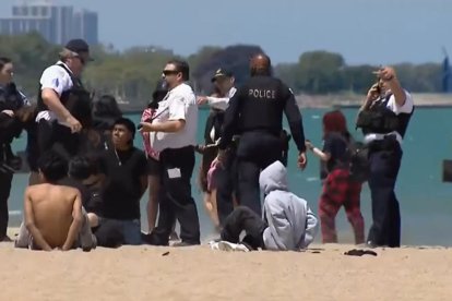 Policías en una playa de Chicago cerrada tras una pelea entre adolescentes en la que se produjo un disparo.