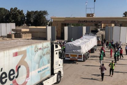 Dos camiones con ayuda humanitaria entran en la Franja de Gaza por Rafah el 21 de octubre de 2023.