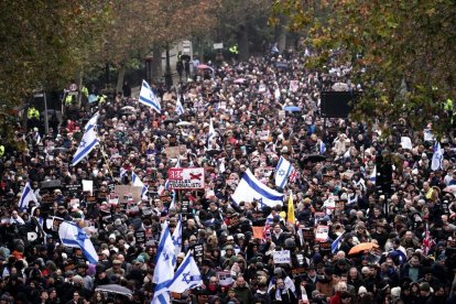 Unas 60.000 personas recorren el centro de Londres contra el antisemitismo.