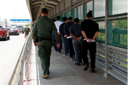 Agentes de la Patrulla Fronteriza escoltan a un grupo de migrantes interceptados en la Frontera Sur.