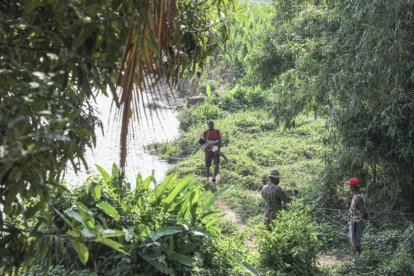 Migrantes cruzan el Darién.