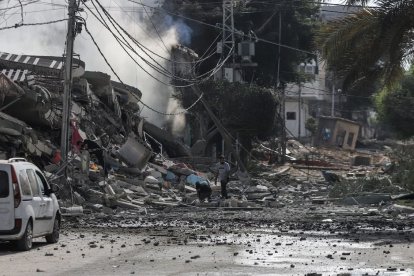 Escombros tras un ataque israelí contra el barrio de Tel al-Hawa.