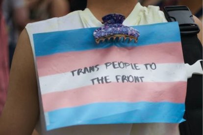 Joven con una bandera trans.