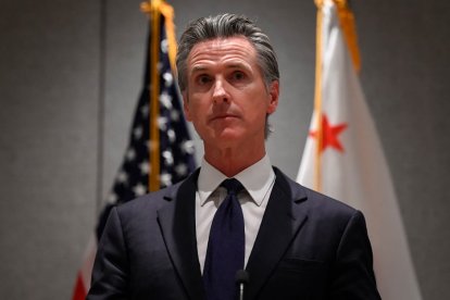 Newsom critica los esfuerzos de bloquear a Trump para las elecciones en California