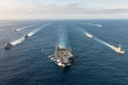 USS Gerald R. Ford rodeado de naves de la OTAN en un ejercicio militar en el Océano Atlántico.