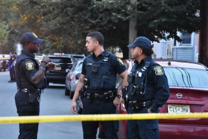 Policías de Nueva Jersey vigilan la escena de un crimen en agosto de 2023.