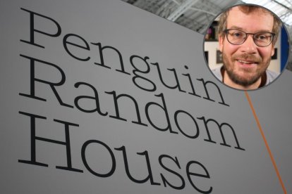 Fotografía de un cartel de Penguin Random House durante una feria de Londres. Superpuesto, se puede ver el rostro del autor John Green.