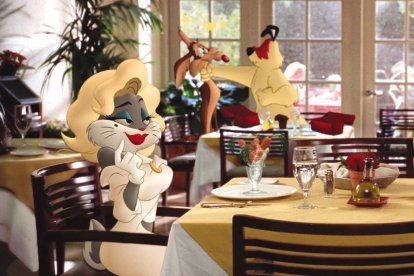 El famoso personaje de Warner Bros Bugs Bunny vestido de mujer en un restaurante.