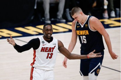 Bam Adebayo y Nikola Jovic durante el segundo encuentro de las Finales de la NBA entre Denver Nuggets y Miami Heat.