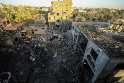 Ruinas después de un ataque aéreo en la ciudad de Khan Younis, Gaza.