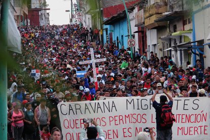 Fotografía aérea de migrantes caminando en caravana hoy, para intentar llegar a EEUU desde la ciudad de Tapachula, estado de Chiapas (México). EFE/Juan Manuel Blanco