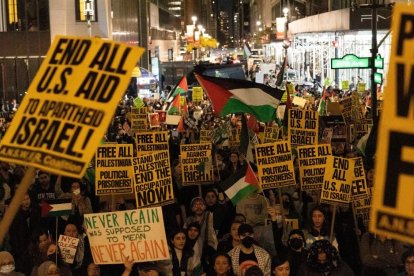 Imagen de archivo de manifestantes en las calles de Nueva York con carteles pro-Palestina y la banderas rojas, blancas, negras y verdes.