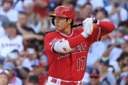 Shohei Ohtani bateando para los Angels.