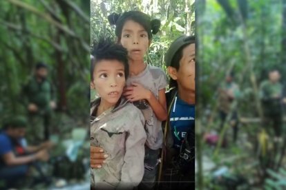 Captura de pantalla de un vídeo que muestra a los niños y sus rescatistas en la selva amazónica.