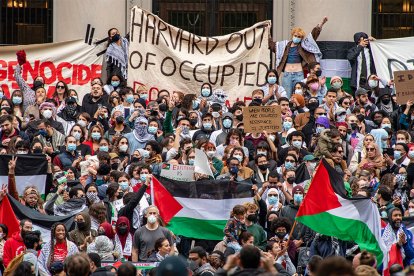 Manifestantes pro-Palestina con carteles y banderas en Harvard.