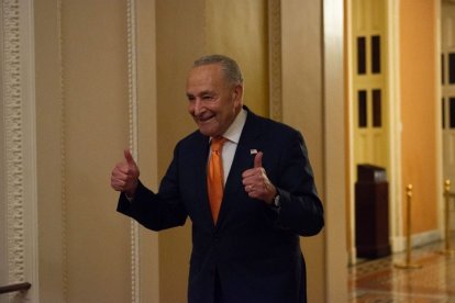 Chuck Schumer celebra el resultado de una votación en el Senado.