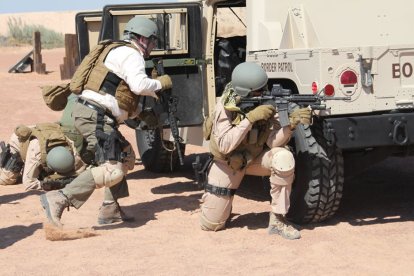 Agentes de la Patrulla Fronteriza armados.