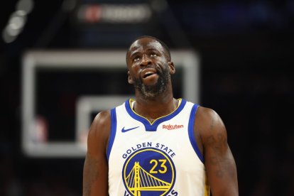 El alero de los Golden State Warriors Draymond Green (23) reacciona contra los Phoenix Suns en el Footprint Center.