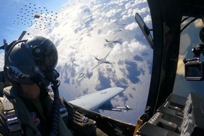 Piloto observando desde dentro de su aeronave una flota volando a menor altura.