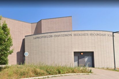 Captura de pantalla realizada por Google Maps de la fachada de la escuela secundaria Longfields-Davidson Heights, en Canadá, donde los alumnos organizaron protestas en contra de la ideología de género.