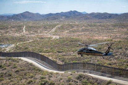 Un helicóptero de la Patrulla Fronteriza sobrevuela la frontera en el sector de Tucson, en una foto de Archivo.