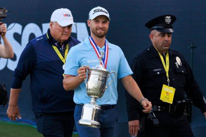 El golfista estadounidense Wyndham Clark con el trofeo US Open