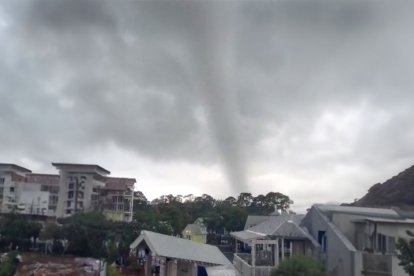 Captura de pantalla de un vídeo subido a la cuenta de Twitter CGTN Global Watch del tornado que arrasó Mississippi el lunes, 19 de junio de 2023.