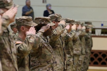 Soldados estadounidenses del 2º Batallón, 112º Regimiento de Infantería, 56º Equipo de Combate de Brigada Stryker, 28ª División de Infantería de la Guardia Nacional de Pensilvania y sus familias reciben un reconocimiento durante una ceremonia en el Auditorio del Santuario de Zembo en Harrisburg, Pensilvania, el 17 de diciembre de 2023. Los soldados dejarán sus hogares y familias durante aproximadamente un año para desplegarse en el Cuerno de África, apoyando al Mando de África de los Estados Unidos y a las fuerzas asociadas en sus objetivos de seguridad en la región. Durante la ceremonia, el Gobernador Josh Shapiro, el General de División Mark Schindler, el Coronel Christopher Costello y el Teniente Coronel Eric Ponzek compartieron comentarios.