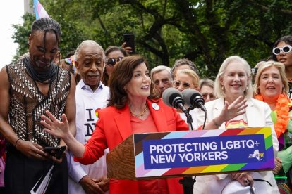 La gobernadora de Nueva York, Kathy Hochul, en el Pride 2023 anunciando las nuevas medidas que tomará el estado para proteger a los menores transgénero.