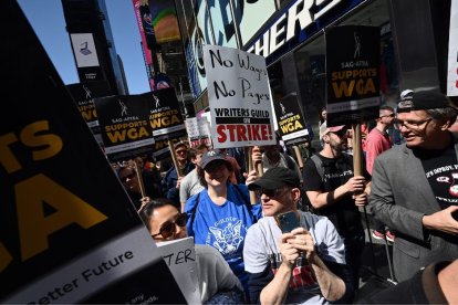 Manifestaciones de la WGA y algunos actores miembros del SAG-AFTRA en protesta a las malas condiciones laborales que tienen los guionistas. Manifestación celebrada en mayo