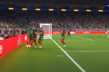 La Selección de México celebra un gol durante el primer partido de la Copa Oro de la CONCACAF.