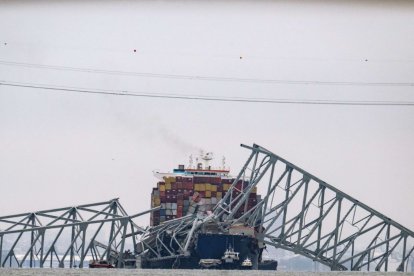 El puente Francis Scott Key colapsado se encuentra encima del buque portacontenedores Dali en Baltimore