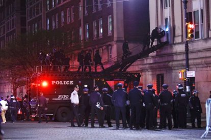 Oficiales de la policía de Nueva York con equipo antidisturbios irrumpen en un edificio de la Universidad de Columbia