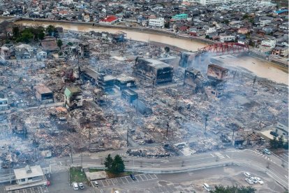 Foto aérea que muestra humo saliendo de una zona afectada por el terreomoto de Japón tras un gran incendio en Wajima, prefectura de Ishikawa, el 2 de enero de 2024,