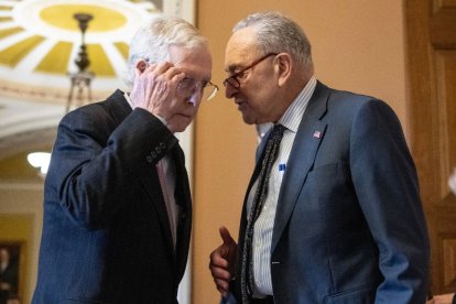 El líder de la mayoría del Senado, Chuck Schumer (D-NY), habla con el líder de la minoría, Mitch McConnell (R-KY), en el Capitolio de EE.UU., el 27 de febrero de 2024.