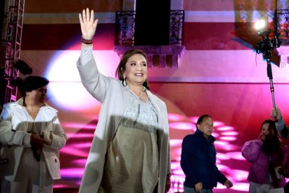 La candidata presidencial del partido de coalición de la oposición mexicana, Xóchitl Gálvez, saluda a sus simpatizantes durante un mitin de inicio de su campaña oficial en Fresnillo, estado de Zacatecas, México, a principios del 1 de marzo de 2024. La campaña electoral comienza oficialmente el 1 de febrero de 2024 para unas elecciones de las que probablemente saldrá la primera mujer presidenta de México, un punto de inflexión para una nación con una larga tradición de cultura machista. A medida que la carrera se calienta para la votación del 2 de junio, se planearon mítines rivales, incluida una reunión de la oposición después de la medianoche en uno de los estados más violentos del país.