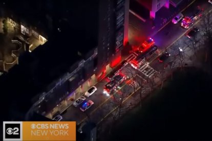 Captura de pantalla de los bomberos de Nueva York llegando al lugar donde se registraron explosiones en Roosevelt Island, Nueva York.