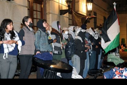 Estudiantes manifestantes pro palestinos se cruzan de brazos en la entrada de Hamilton Hall en el campus de la Universidad de Columbia