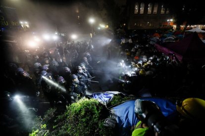 Policía y vándalos pro-Hamás se enfrentan en la UCLA.