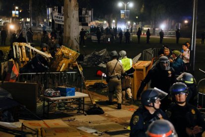 Policías tras la batalla campal para desalojar la UCLA.