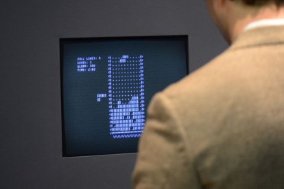 Imagen de una persona el 1 de marzo de 2013 jugando al Tetris durante una exposición llevada a cabo en Nueva York.