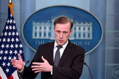 El asesor de seguridad nacional, Jake Sullivan, habla durante la rueda de prensa diaria en la Sala de Prensa Brady de la Casa Blanca en Washington, DC.