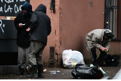 Una persona sostiene un papel de aluminio mientras fuma tras la despenalización de todas las drogas, incluidos el fentanilo y la metanfetamina, en el centro de Portland, Oregón, el 25 de enero de 2024.