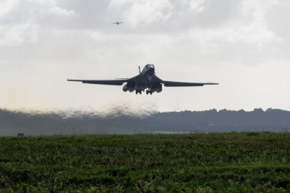 Un B-1B Lancer despega de la base de Guam.