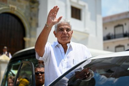 El candidato presidencial de Panamá por el partido Realizando Metas, José Raúl Mulino, gesticula tras asistir a una misa en la Catedral Metropolitana de Ciudad de Panamá el 4 de mayo de 2024. Panamá celebrará elecciones presidenciales mañana. (Foto de JOHAN ORDONEZ / AFP)