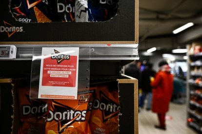 Cártel puesto en los establecimientos Carrefour anunciando que dejarán de vender los productos PepsiCo debido a un 