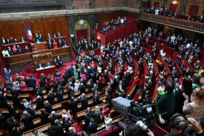 Imagen del Congreso de Francia votando sobre incluir el derecho al aborto en la Constitución el lunes, 4 de marzo de 2024. La votación fue aprobada.