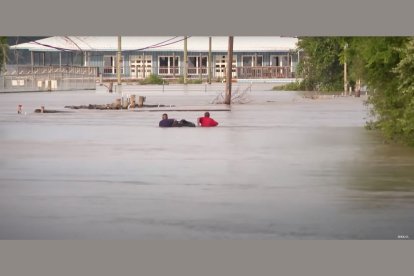 Captura de pantalla de un vídeo de KHOU 11 de las inundaciones que tuvieron lugar el fin de semana de principios de mayo en Texas.