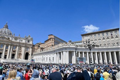 El Papa Francisco dirige la oración del Regina Coeli desde la ventana de su despacho con vistas a la Plaza de San Pedro, Ciudad del Vaticano, 5 de mayo de 2024.