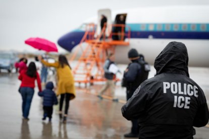 Inmigrantes suben a un avión en una foto de archivo.